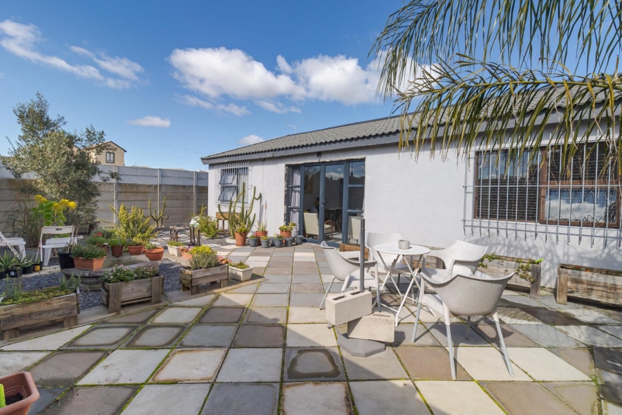 5 Bedroom Property for Sale in Loucharmante Western Cape